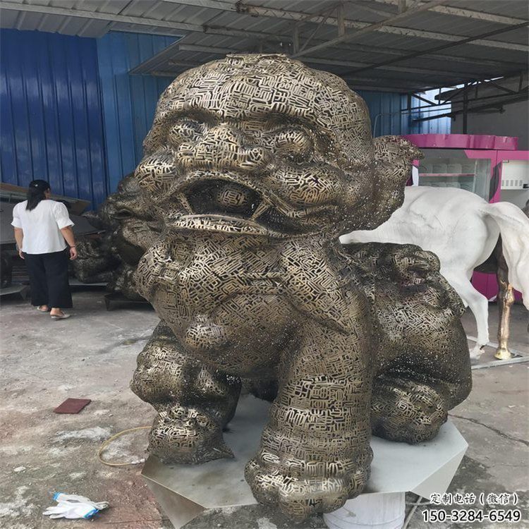 公共獅子雕塑訂做，城市裝飾，不銹鋼鏤空獅子雕塑