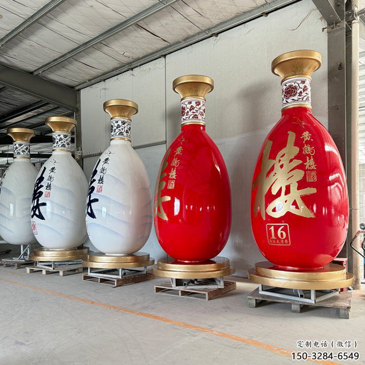 洋酒瓶雕塑預(yù)定，小區(qū)擺件，玻璃鋼洋酒瓶雕塑廠家