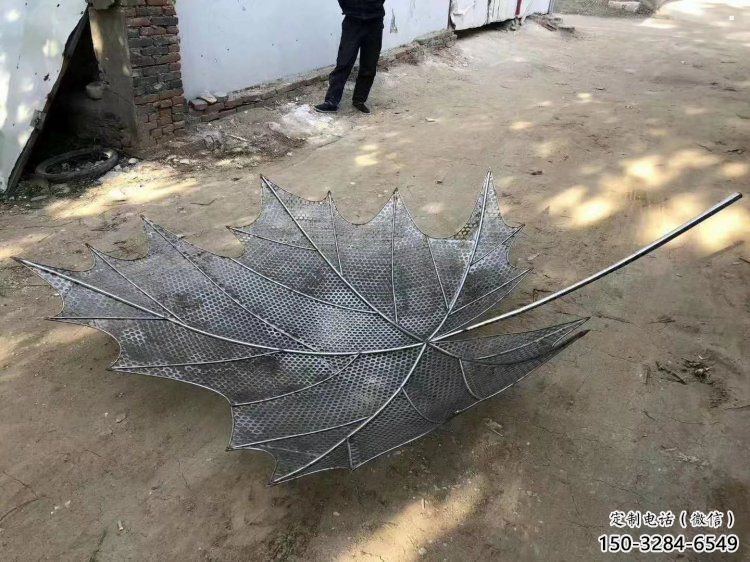 鏤空楓葉雕塑供需，彩鋼制作，大型鐵藝楓葉雕塑公司