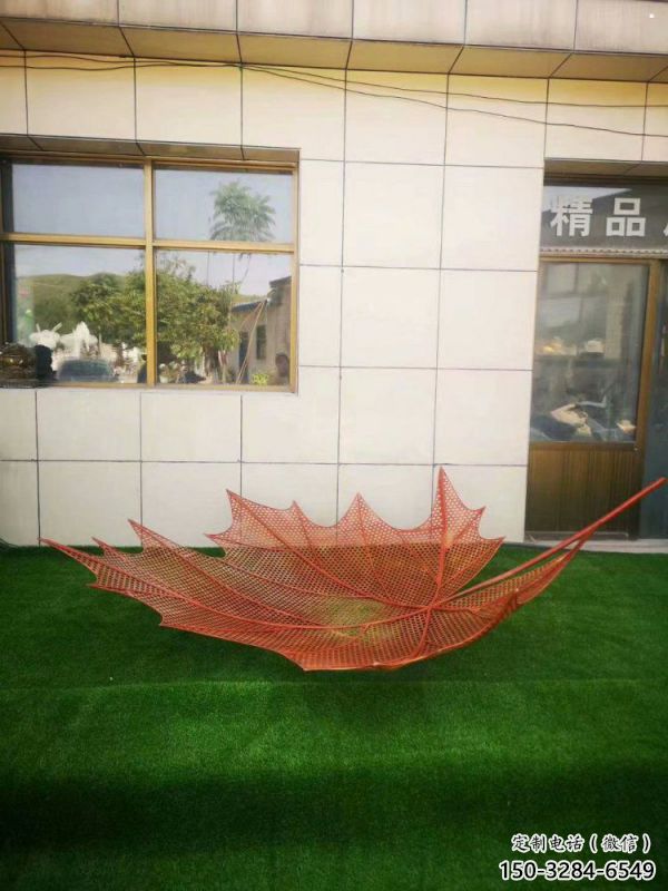 鏤空樹葉雕塑制造，藝術(shù)擺件，鐵藝樹葉雕塑訂做廠家