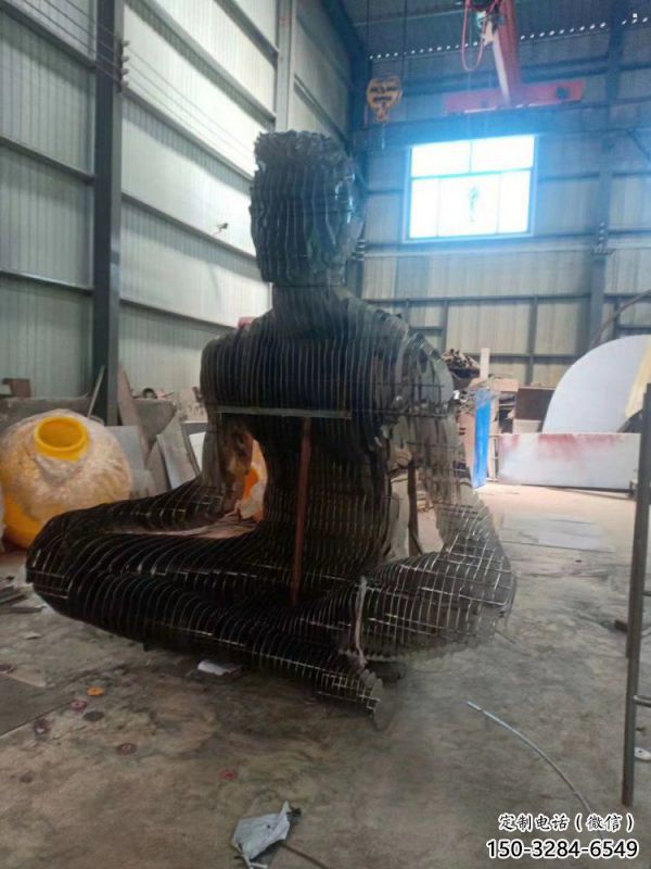 現(xiàn)代鏤空人物雕塑優(yōu)選，圓雕體系，鐵藝坐式人物雕塑選定