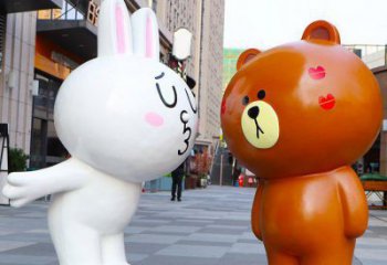 泰安步行街布朗熊雕塑，玻璃鋼動物雕塑，卡通方式